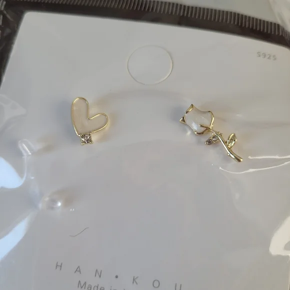 White Roses Earrings 🦋 - Picture 4 of 5